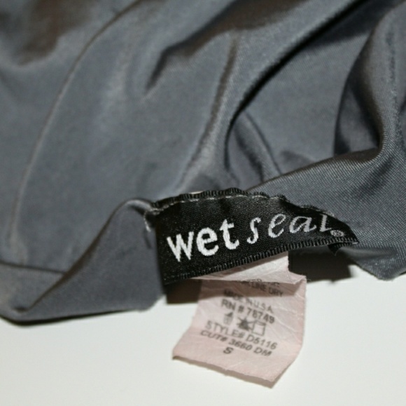 Unique off the shoulder top! - Picture 6 of 6